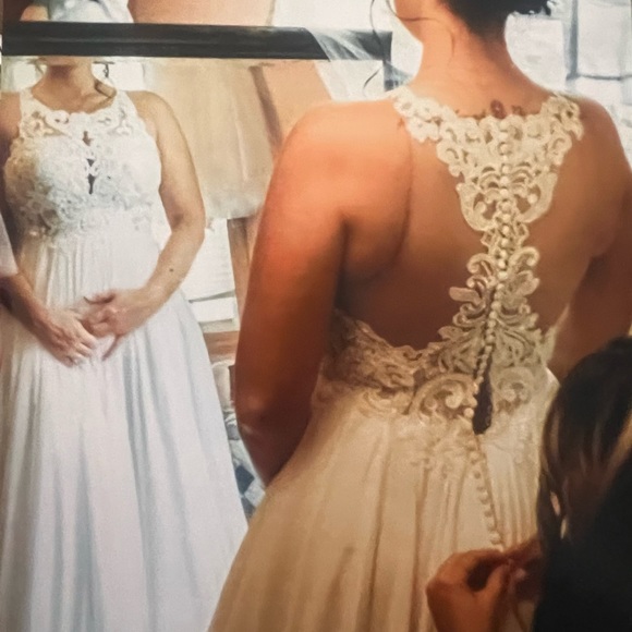 Essence of Australia Dresses & Skirts - Gorgeous Essence of Australia size 10 Wedding Gown
